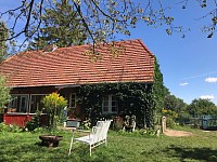 das Wohnhaus und der Garten